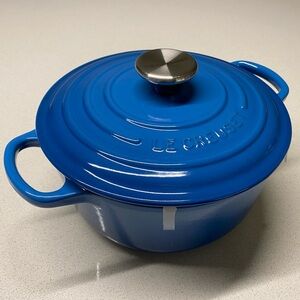 Le Creuset Signature Marseille round Dutch Oven, 2.75 QT, excellent condition.